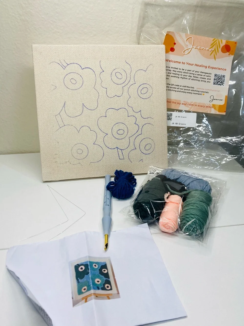 NEW Jaenea Floral Punch Needle Canvas with Punch Needle & Yarn Kit
